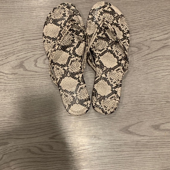 Snakeskin double strap flip flops, size 9, hard sole, in perfect condition - Picture 2 of 5